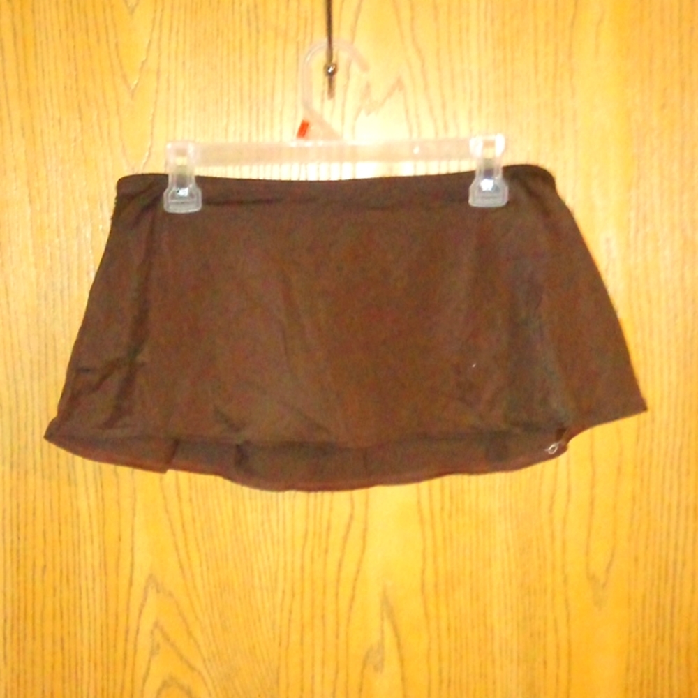 Dark brown w/ tan&red 2 piece swimsuit. Has skort bottom & tank-top bra design - Picture 3 of 7